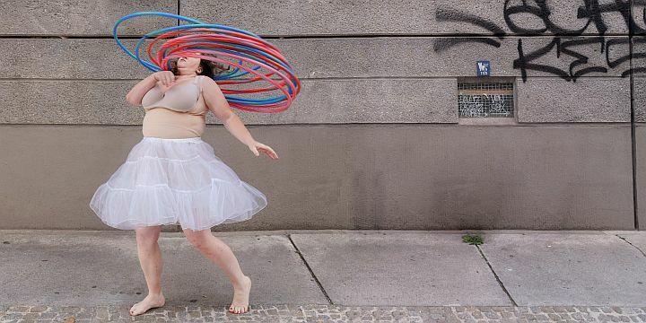 Anna Mateur tanzt in BH vor einer Mauer