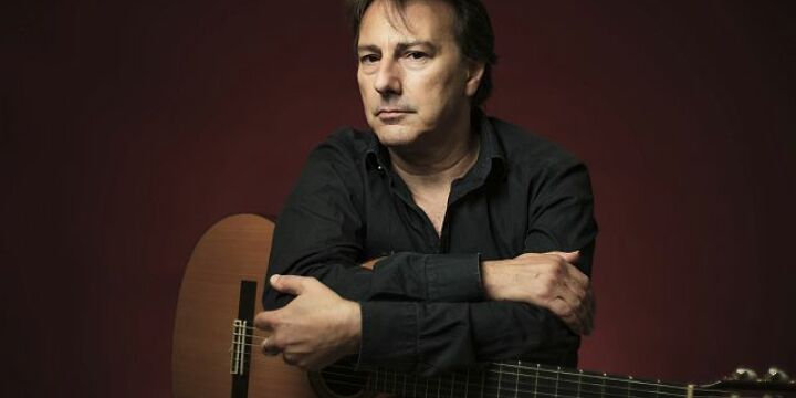 Pippo Pollina lehnt an Wand