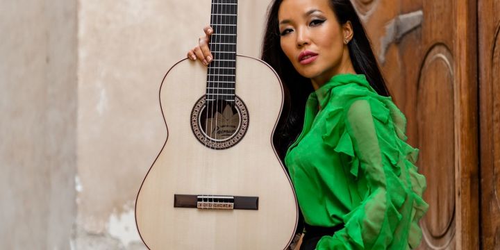 Die  vietnamesische Gitarristin Thu Le