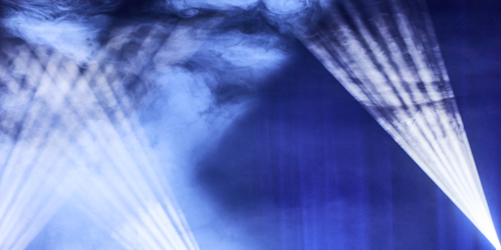 Scheinwerferstrahlen vor blauem Hintergrund  ©JenaKultur, K. Krampitz