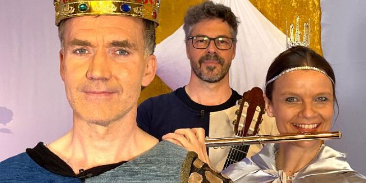 drei Schauspieler im Kostüm mit Instrument