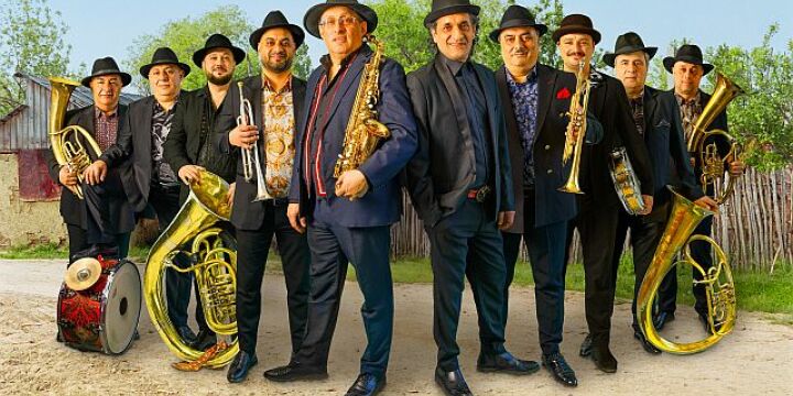 10 Musiker mit ihren Instrumenten