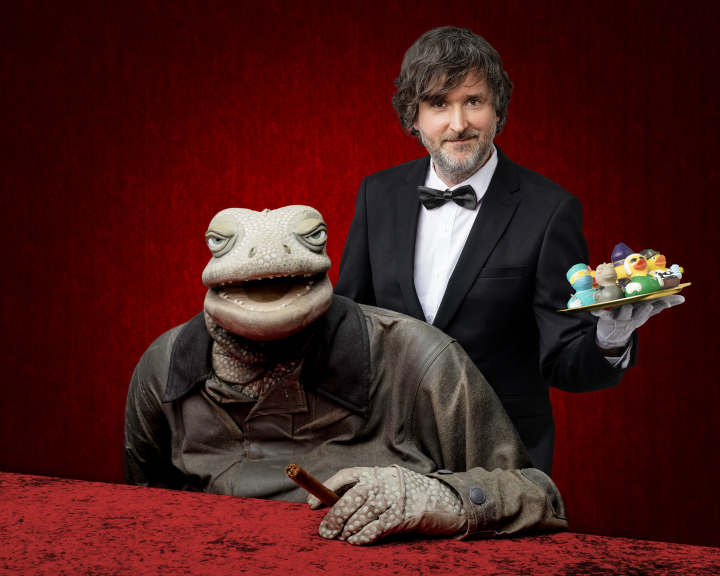 Comedian mit Puppen-Echse