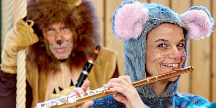 zwei Leute im Kostüm von Maus und Löwe