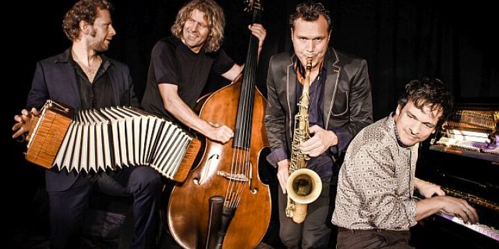 Musikergruppe mit Instrumenten