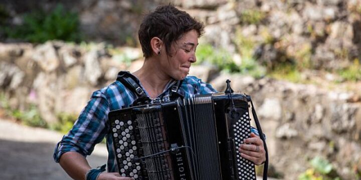 Frau spielt Akkordeon